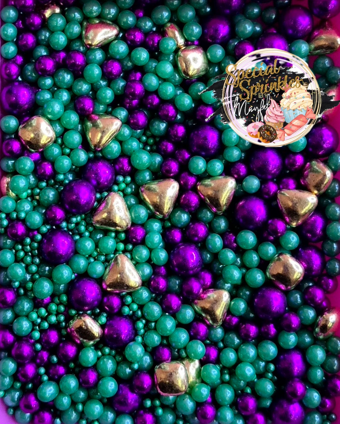 Perlas violeta y verde con triángulos  y cuadrados oro